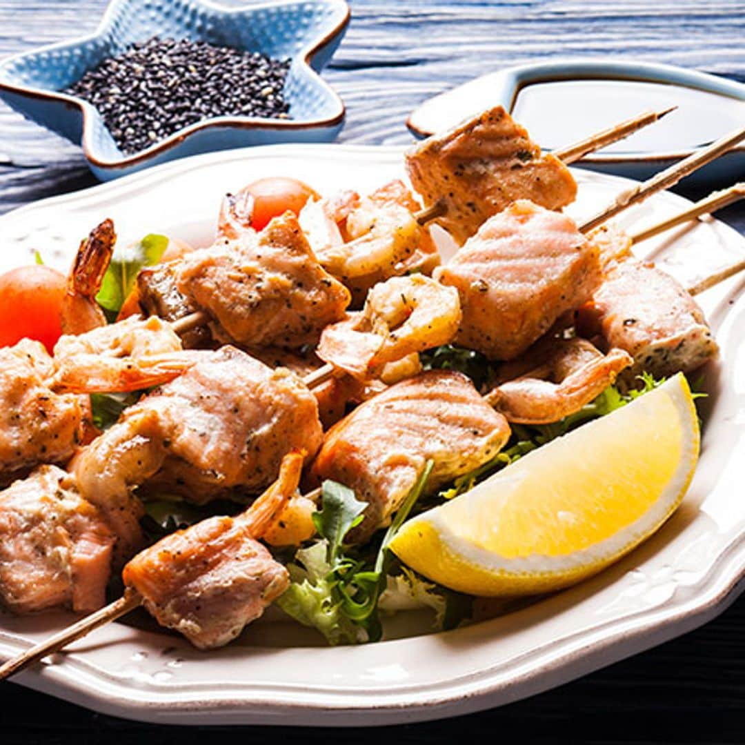 Brochetas de salmón, bacalao y gambas