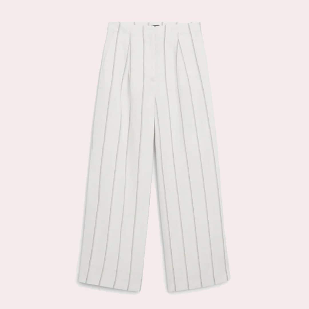 Unos pantalones con estampado de rayas verticales