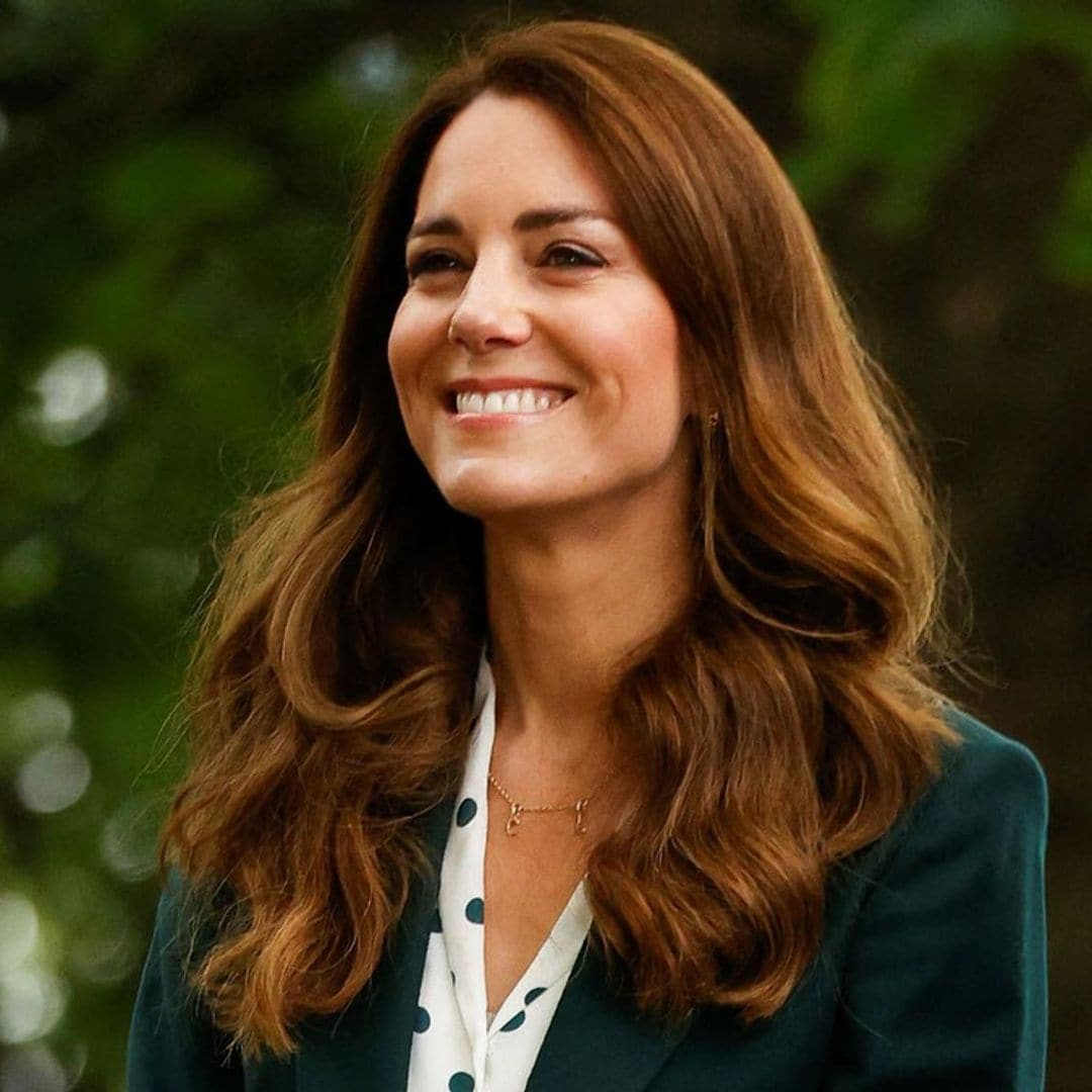 Las claves de Kate para rejuvenecer el traje de chaqueta: camisa estampada y zapatillas