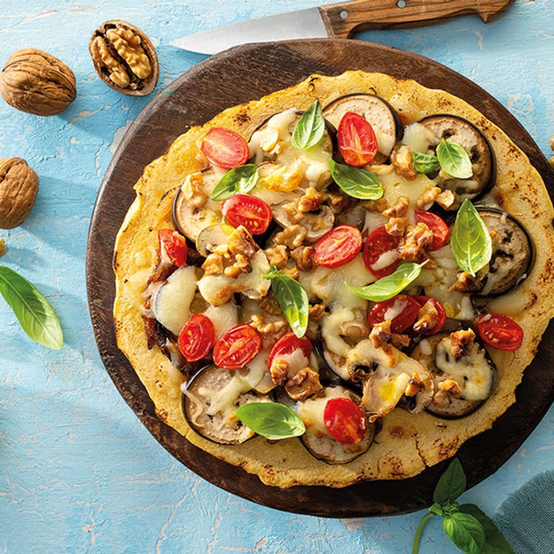 Pizza de verduras, nueces y cebolla caramelizada