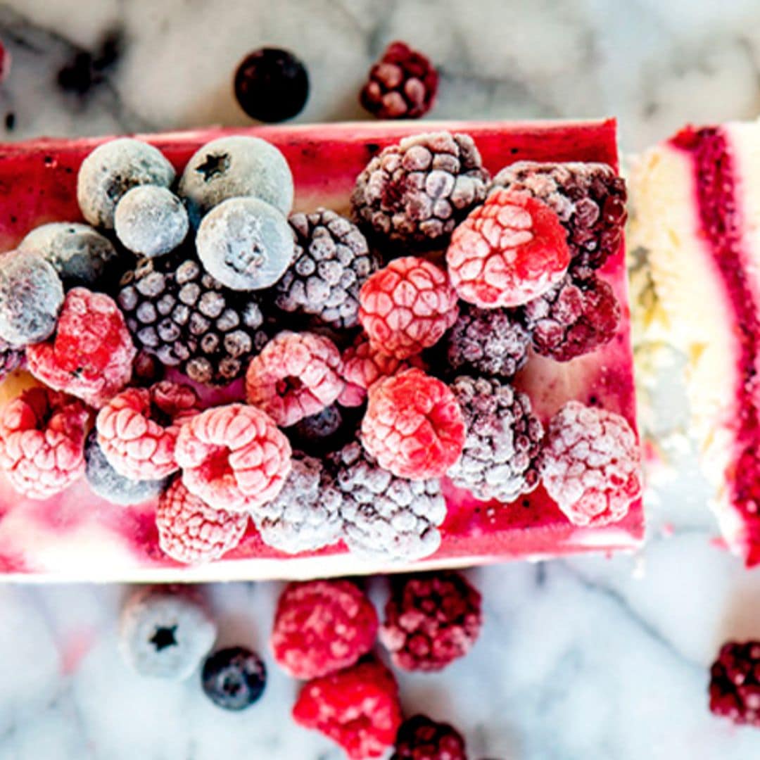 Tarta helada de yogur y frutos rojos