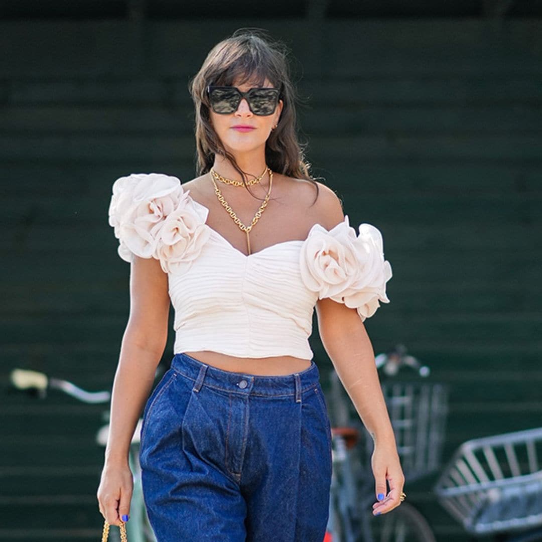 Top 'choker', blusa de tul y todos los diseños de tendencia que renuevan tu pantalón básico favorito