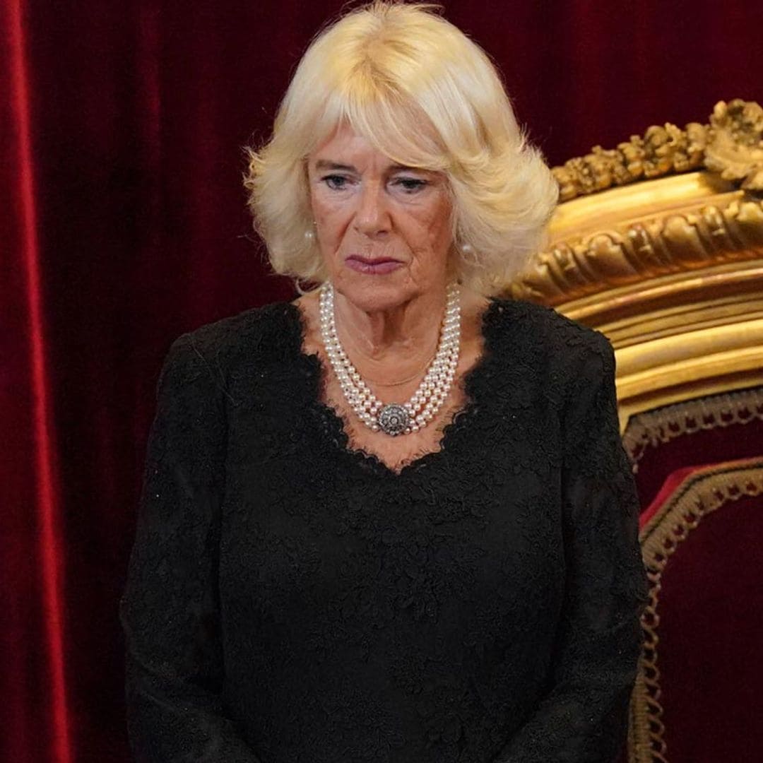 El primer look de Camilla como reina consorte: un vestido de encaje y sus adoradas perlas