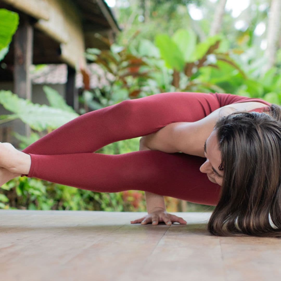 Esta postura de yoga te ayuda a fortalecer tus brazos