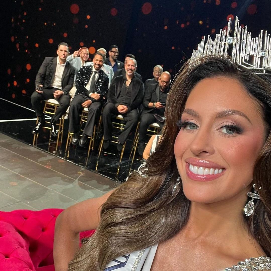 Jennifer Colón, la nueva Miss Universe Puerto Rico, hace una selfie tras ganar