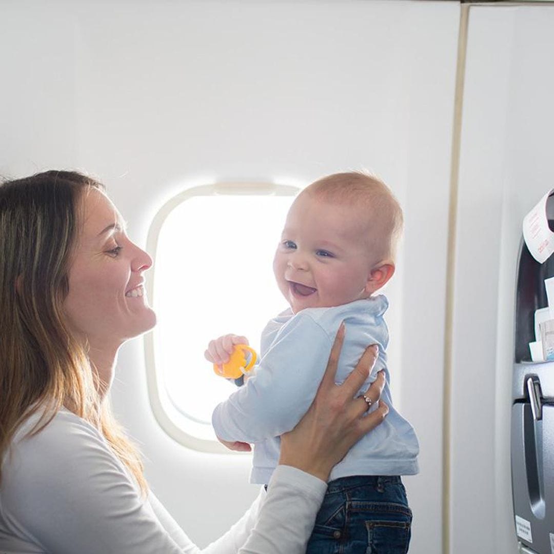 ¿Planeando un viaje en avión? Toma nota de estos consejos si vas con tu bebé