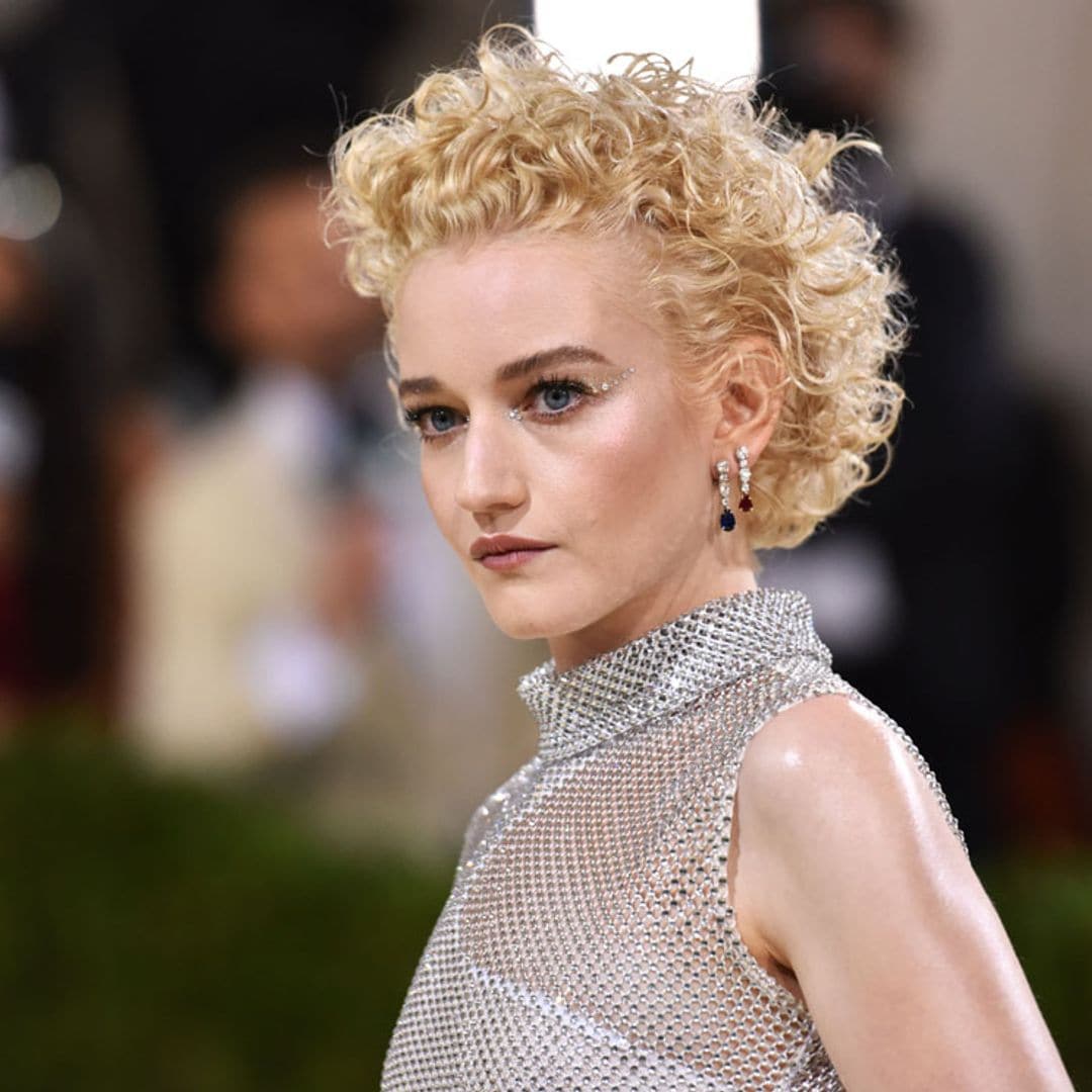 Julia Garner, el impecable armario 'lady' de la actriz que se convertirá en Madonna