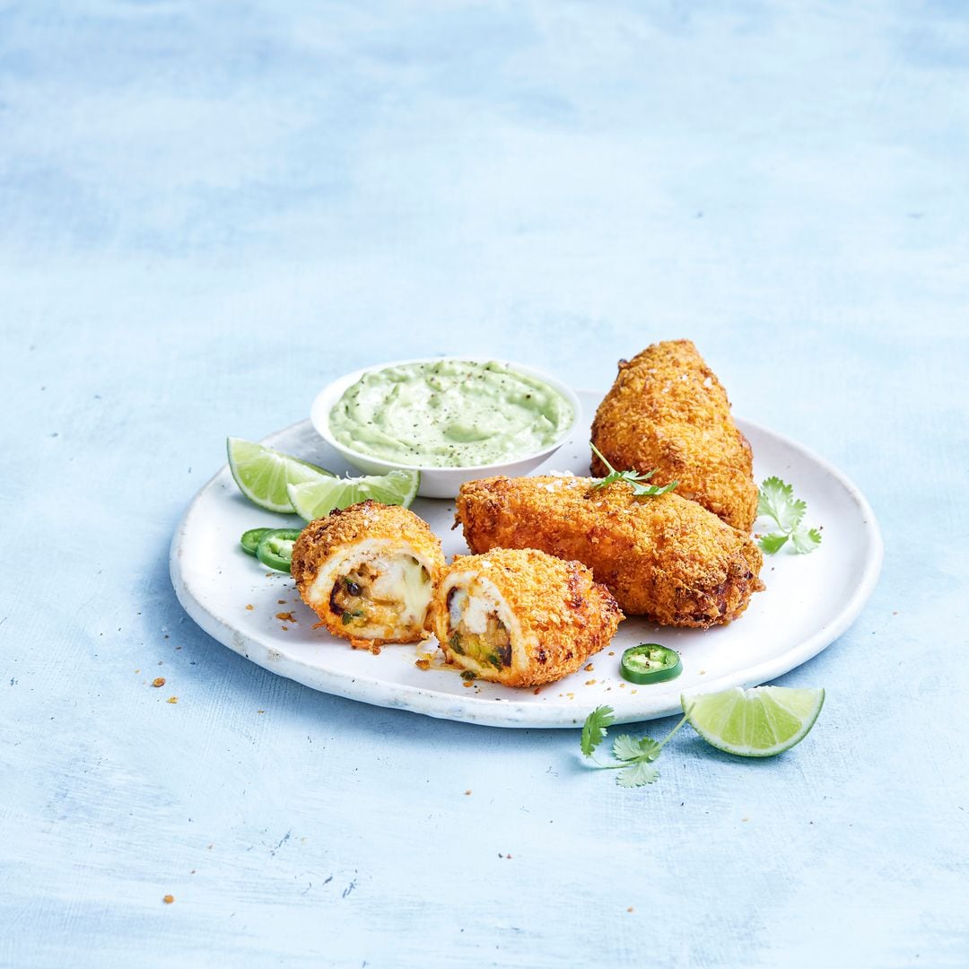 Pechuguitas de pollo rellenas de queso y verduras con mayonesa de aguacate