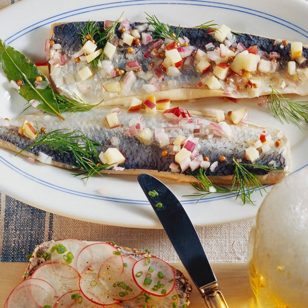 Caballa marinada en vinagre de sidra con manzana y rabanitos