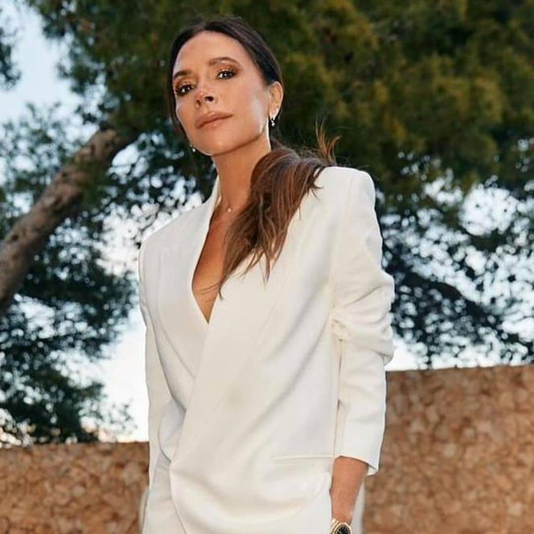 Victoria Beckham sorprende con el traje blanco más ‘chic’ en Barcelona