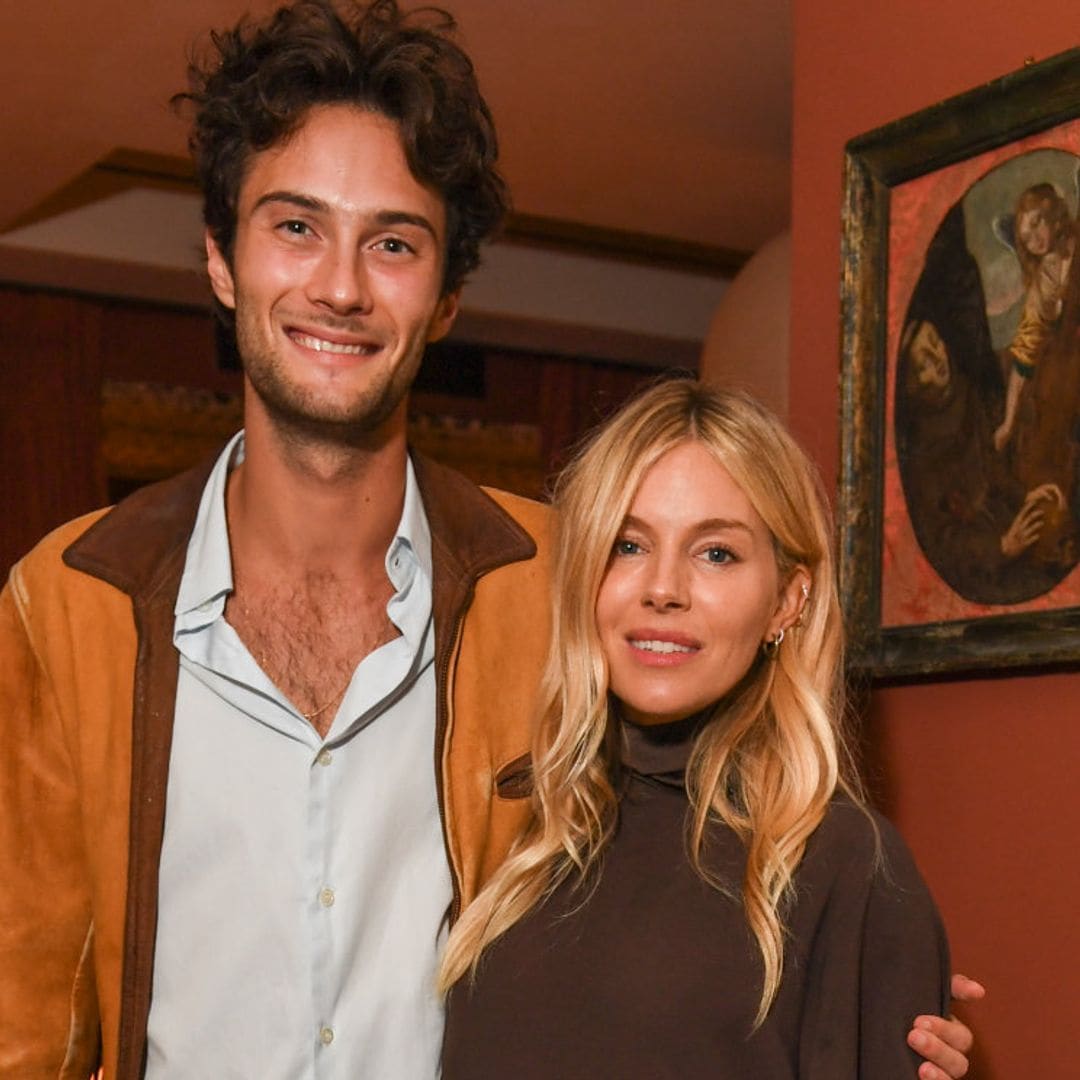 Sienna Miller presume de embarazo con mucho estilo y junto a su chico, Oli Green