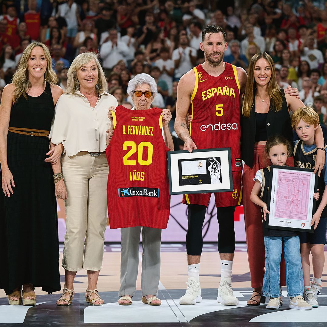 Helen Lindes y Rudy, junto a sus hijos en la despedida del deportista