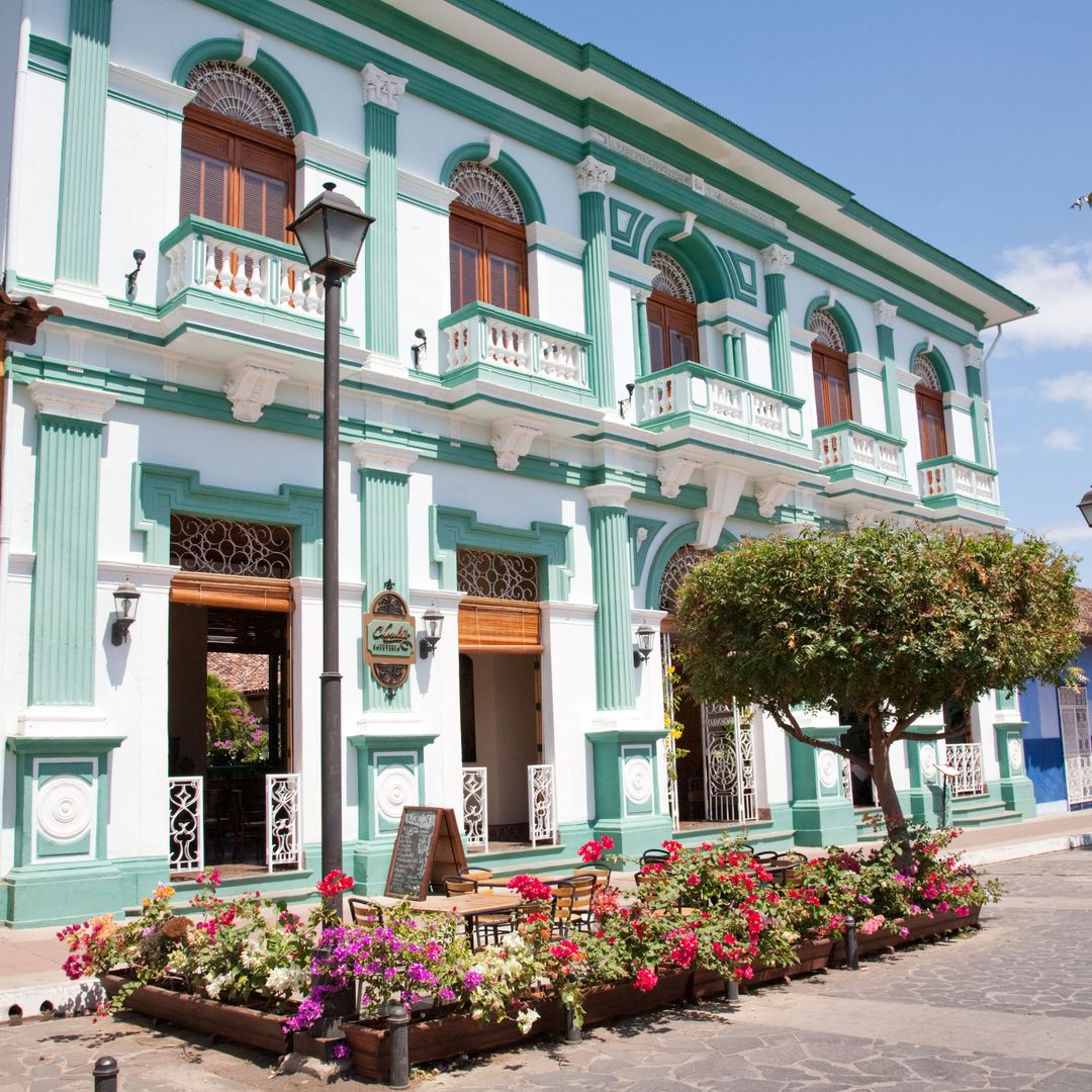 Entre las imponentes casas de Granada, la de los Leones o la que ocupa el hotel Dario (en la imagen).