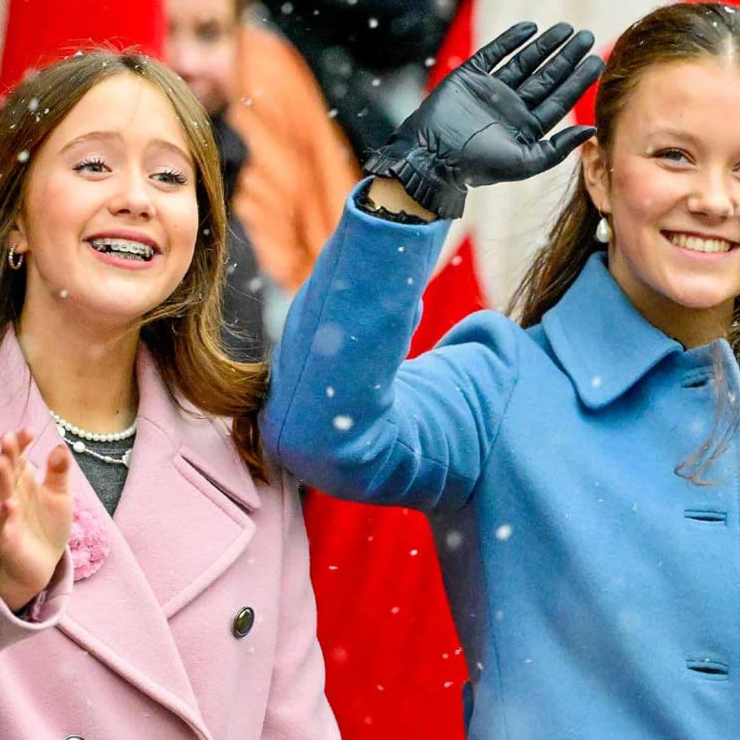 Isabella y Josephine, radiantes y muy sonrientes, hacen un guiño a su madre al lucir piezas de abrigo suyas