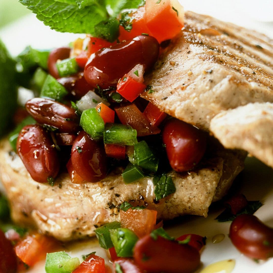 Atún a la parrilla con ensalada de alubias rojas