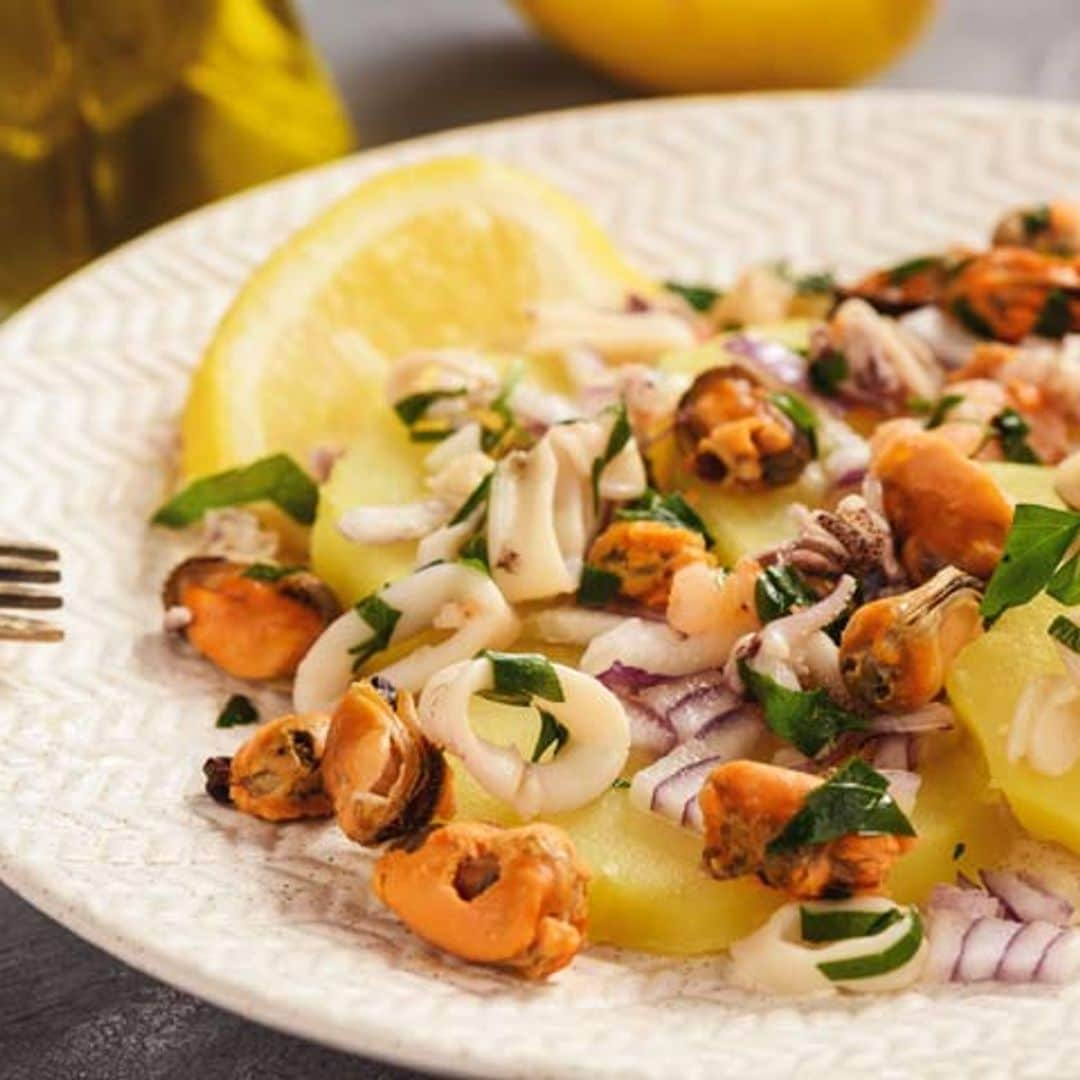 Ensalada de patatas, calamar y mejillones con vinagreta de limón