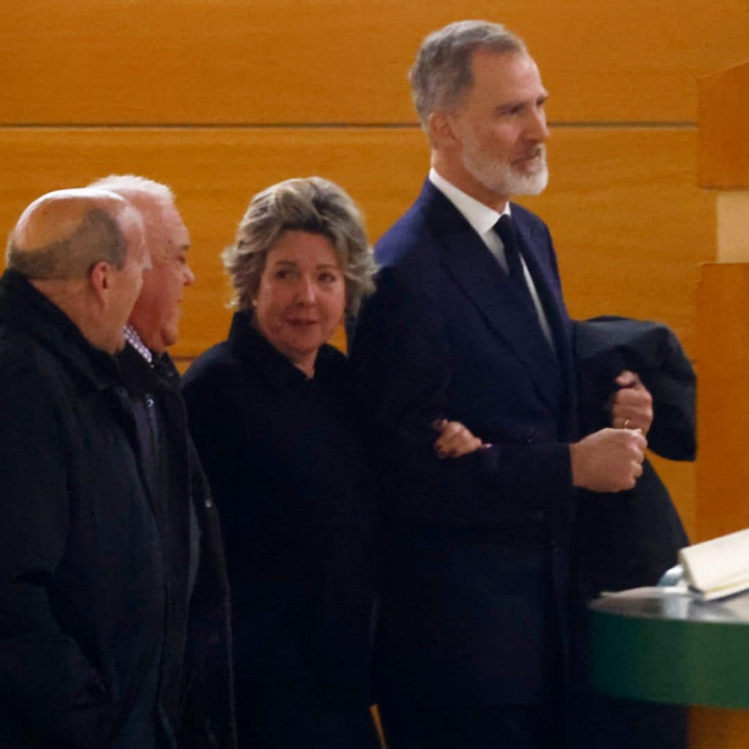 La tierna y conmovedora imagen del rey Felipe con su prima Simoneta en el tanatorio de Fernando Gómez Acebo