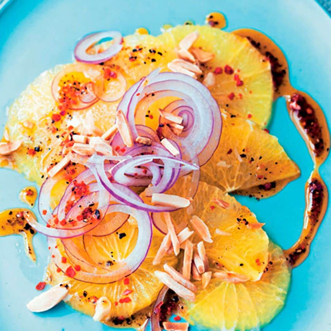 Ensalada de naranja y almendras con vinagreta de limón y paté de aceitunas