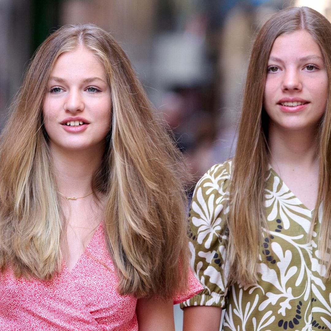 La princesa Leonor y la infanta Sofía en su posado Navideño más espectacular