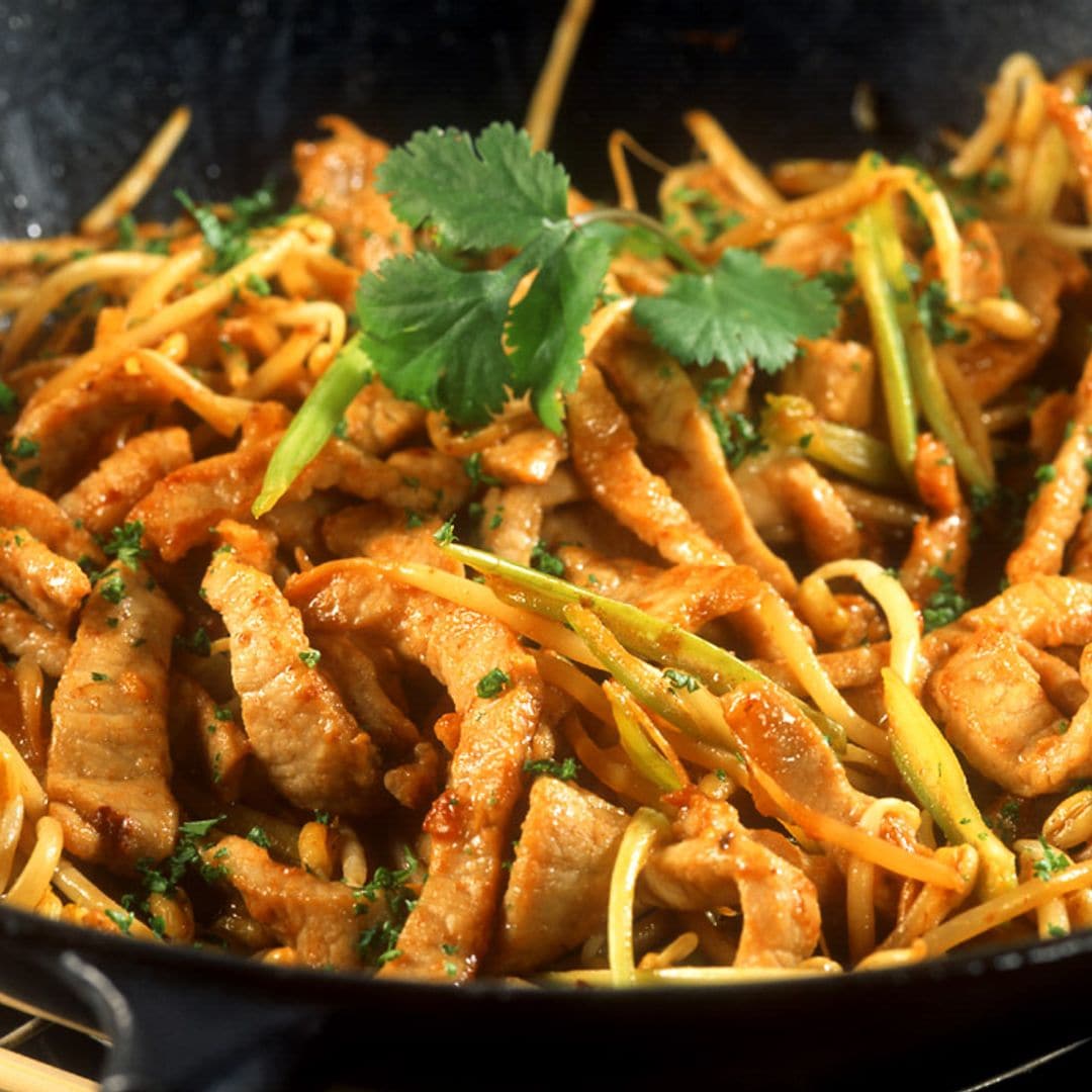 Wok lomo de cerdo con puerros y cilantro