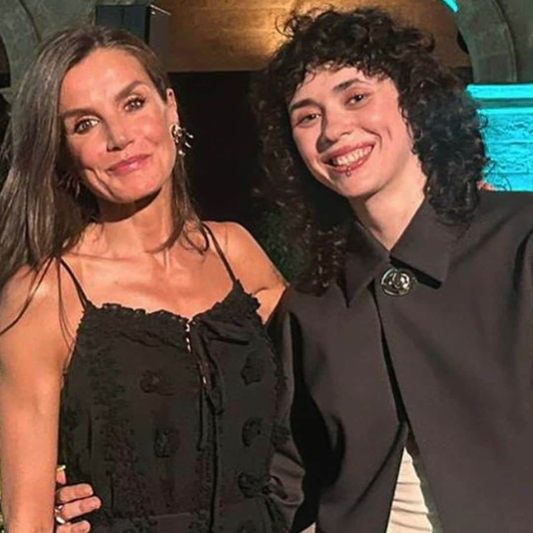 El cariñoso reencuentro de la reina Letizia con la cantante Alice Wonder en Mallorca