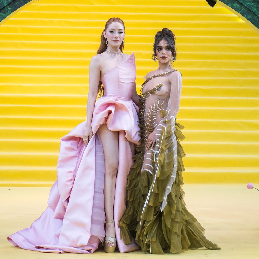 Danna y Ceci de la Cueva revolucionan con sus vestidos 'arty' la premier de 'Wicked' en México