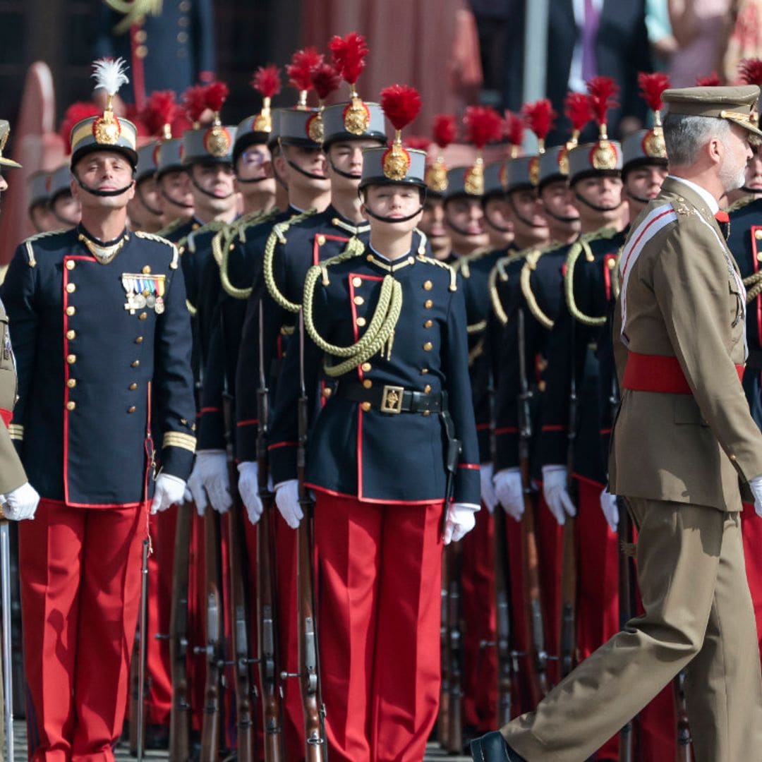 La princesa Leonor luce el uniforme de gala que llevó en su jura de bandera y que estrenó su padre hace 40 años