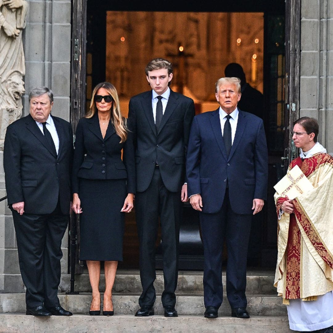 Melania Trump, arropada por su marido Donald y su hijo Barron en el funeral de su madre