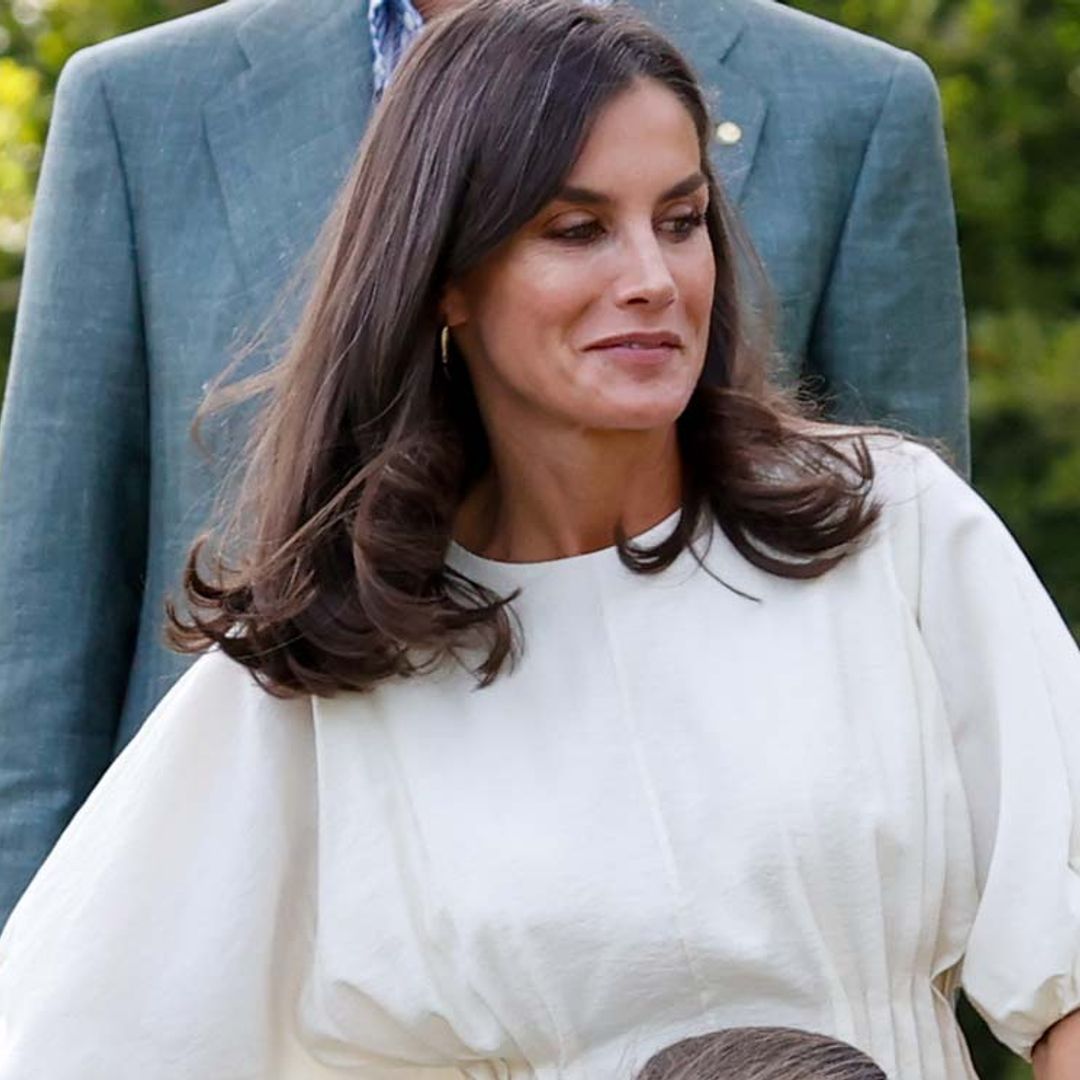 El look más veraniego de la Reina con nuevo vestido blanco en Barcelona