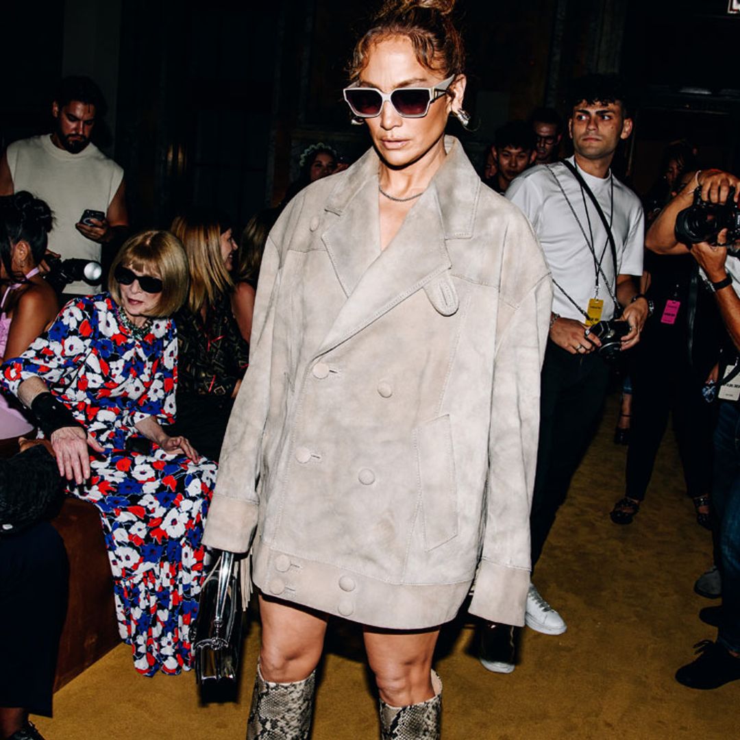 Jennifer Lopez inaugura New York Fashion Week con el estilismo fácil que alarga las piernas