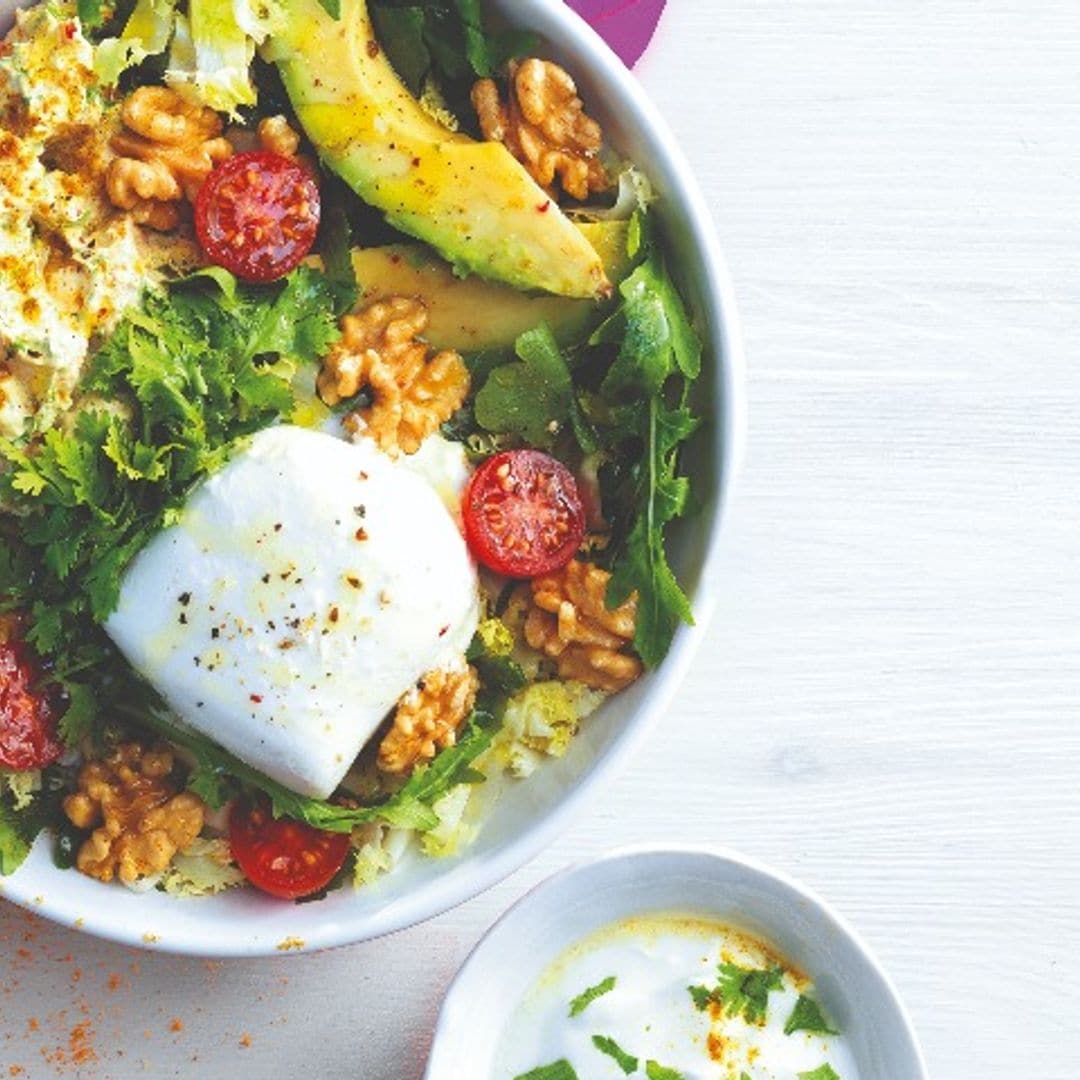 Ensalada de burrata con pollo al curry de nueces