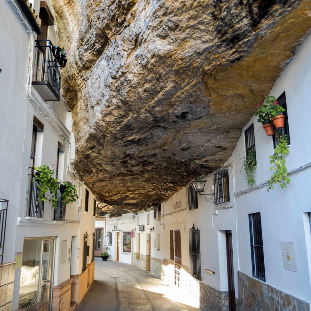 Calle de Setenil de las Bodegas, con sus casas construidas bajo la roca, Cádiz