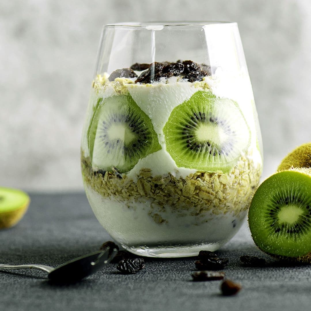 Vasitos de yogur, kiwi y avena