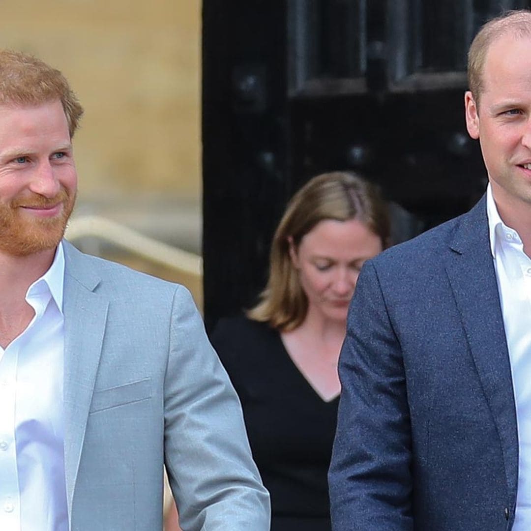 Los príncipes Guillermo y Harry se enteraron por teléfono del positivo de su padre en coronavirus