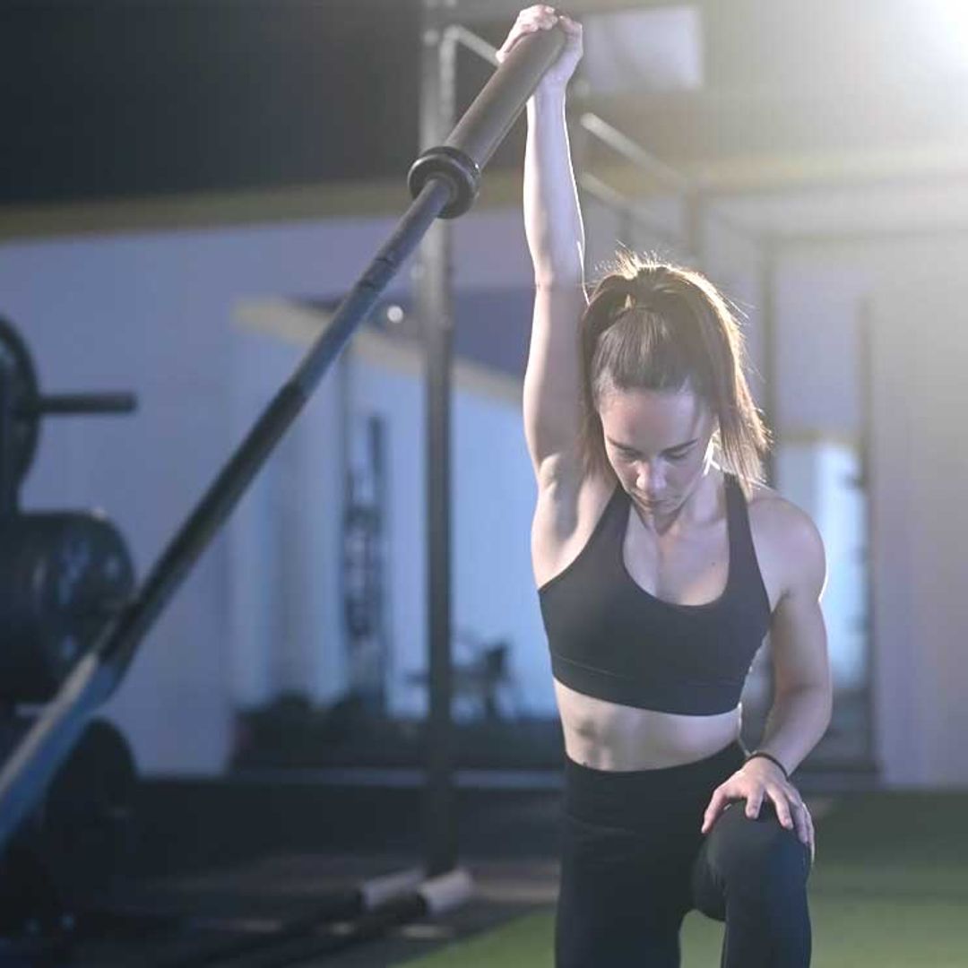 Los 3 ejercicios básicos con barra landmine que aumentan la masa muscular y tonifican tu cuerpo