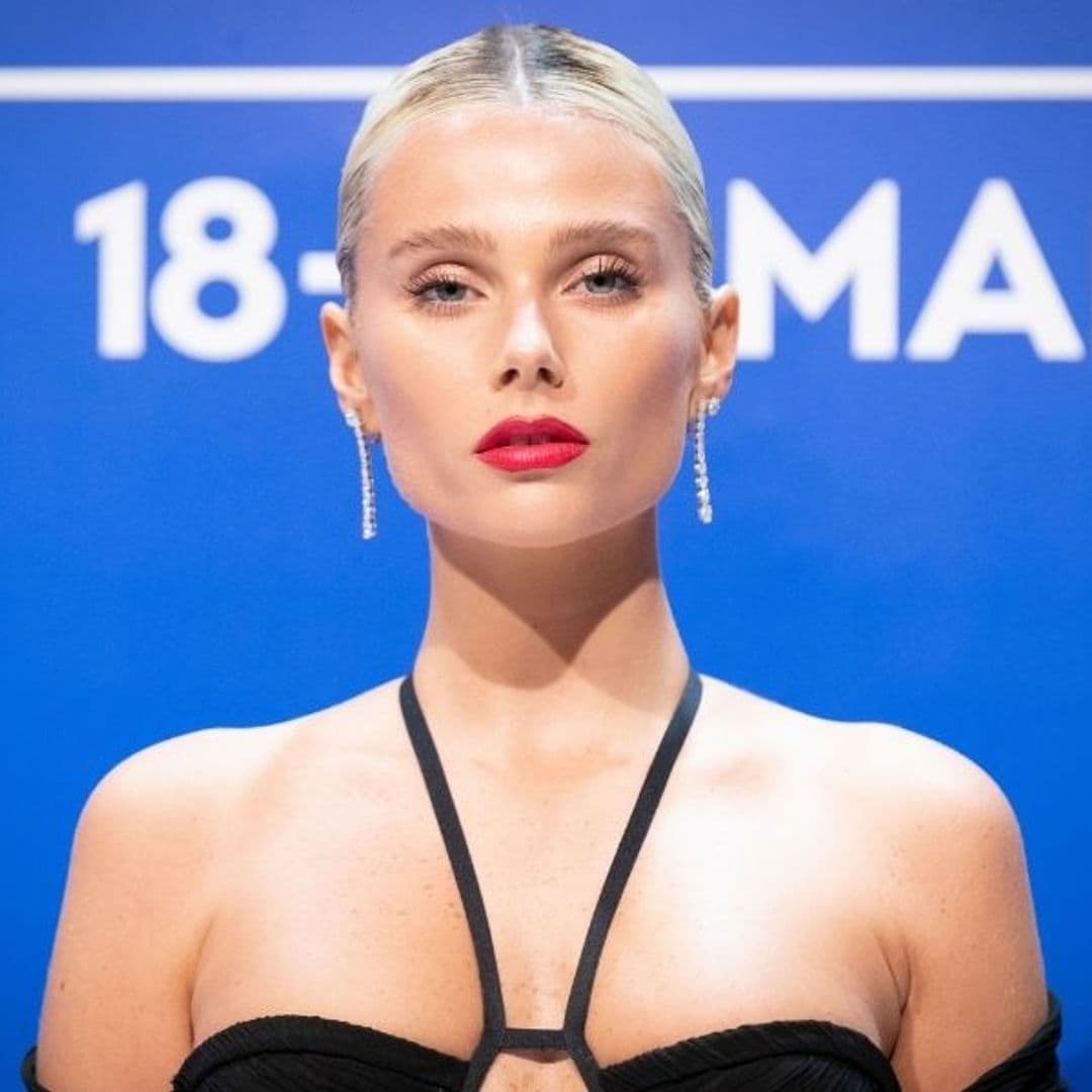 Valentina Zenere apuesta por el peinado '2 en 1' más práctico y elegante para un look de invitada