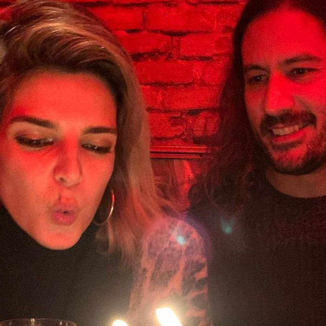 Clara Lago sopla las velas de su 33 cumpleaños con su chico, José Lucena, y sobre una 'montaña de dónuts'