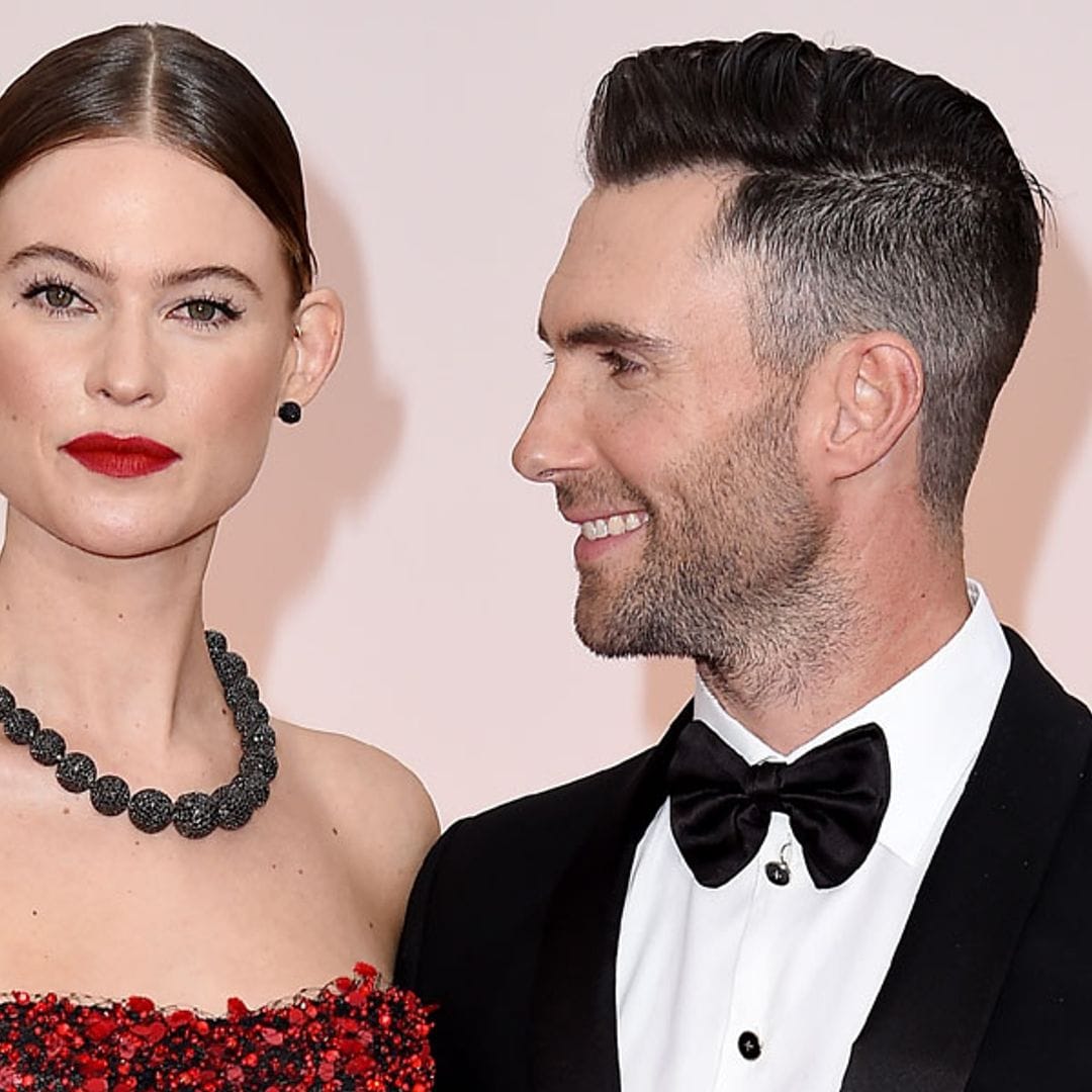 Adam Levine, Behati Prinsloo y sus hijas posan a juego con estos maxivestidos 💘