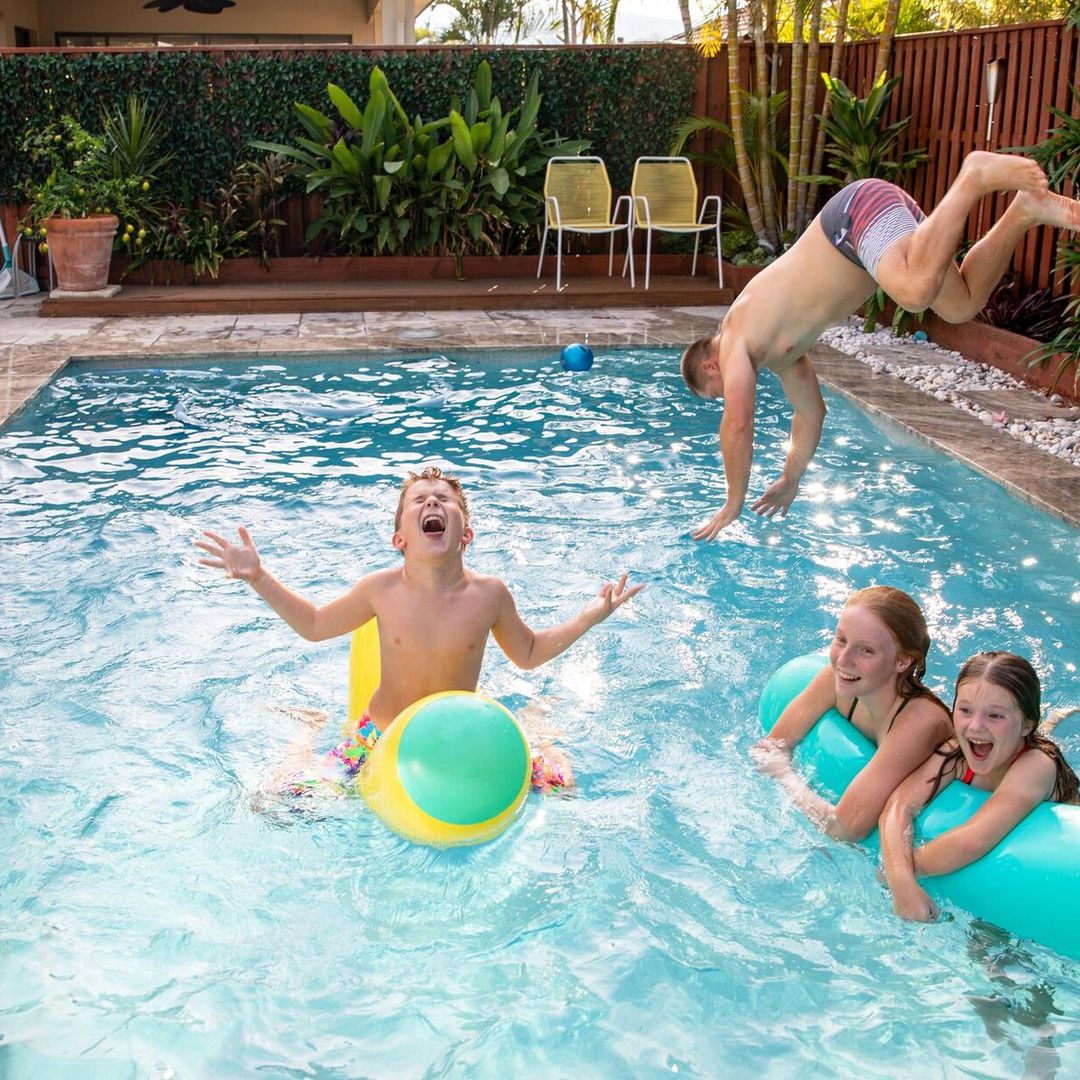 familia en la piscina