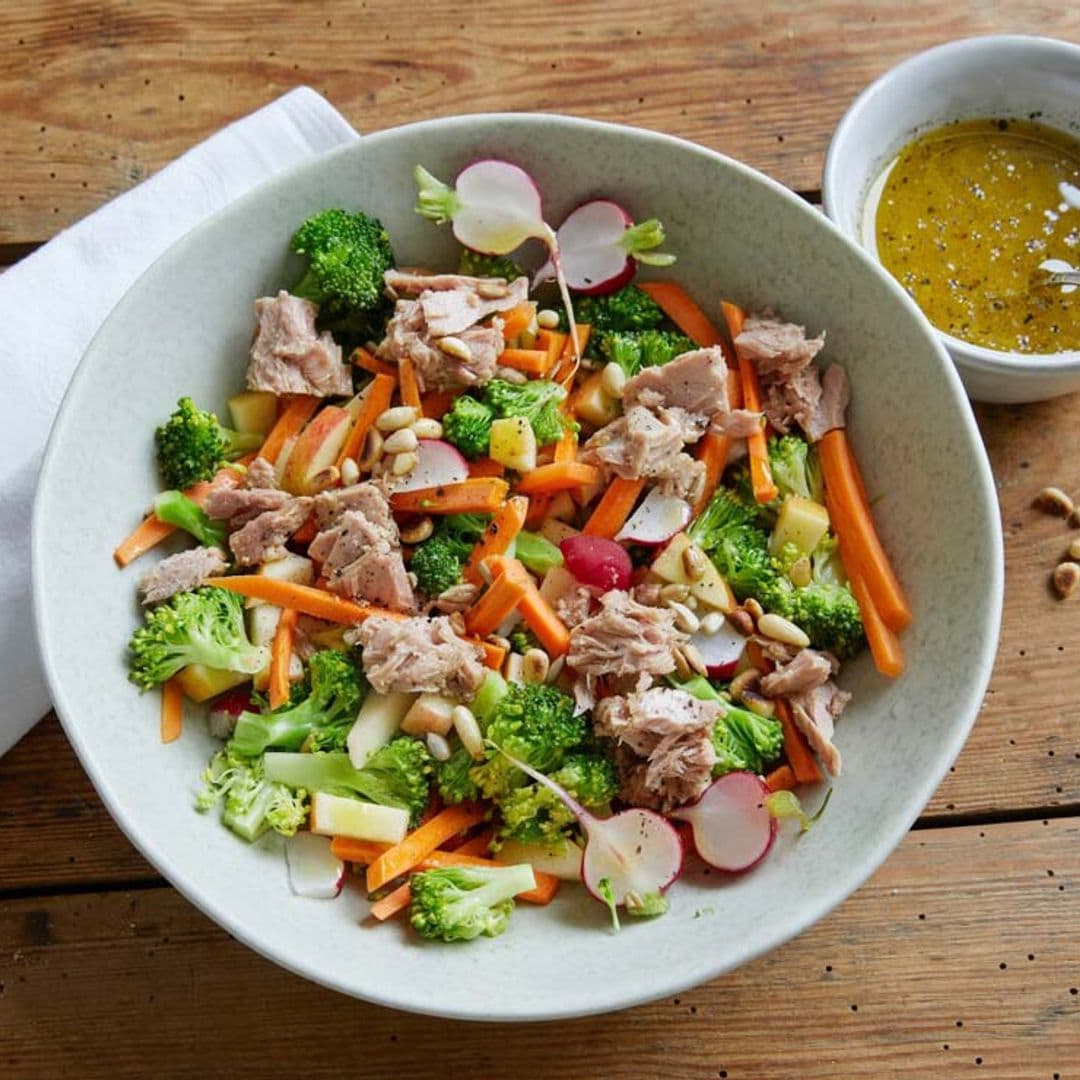 Ensalada de brócoli, atún, manzana y piñones