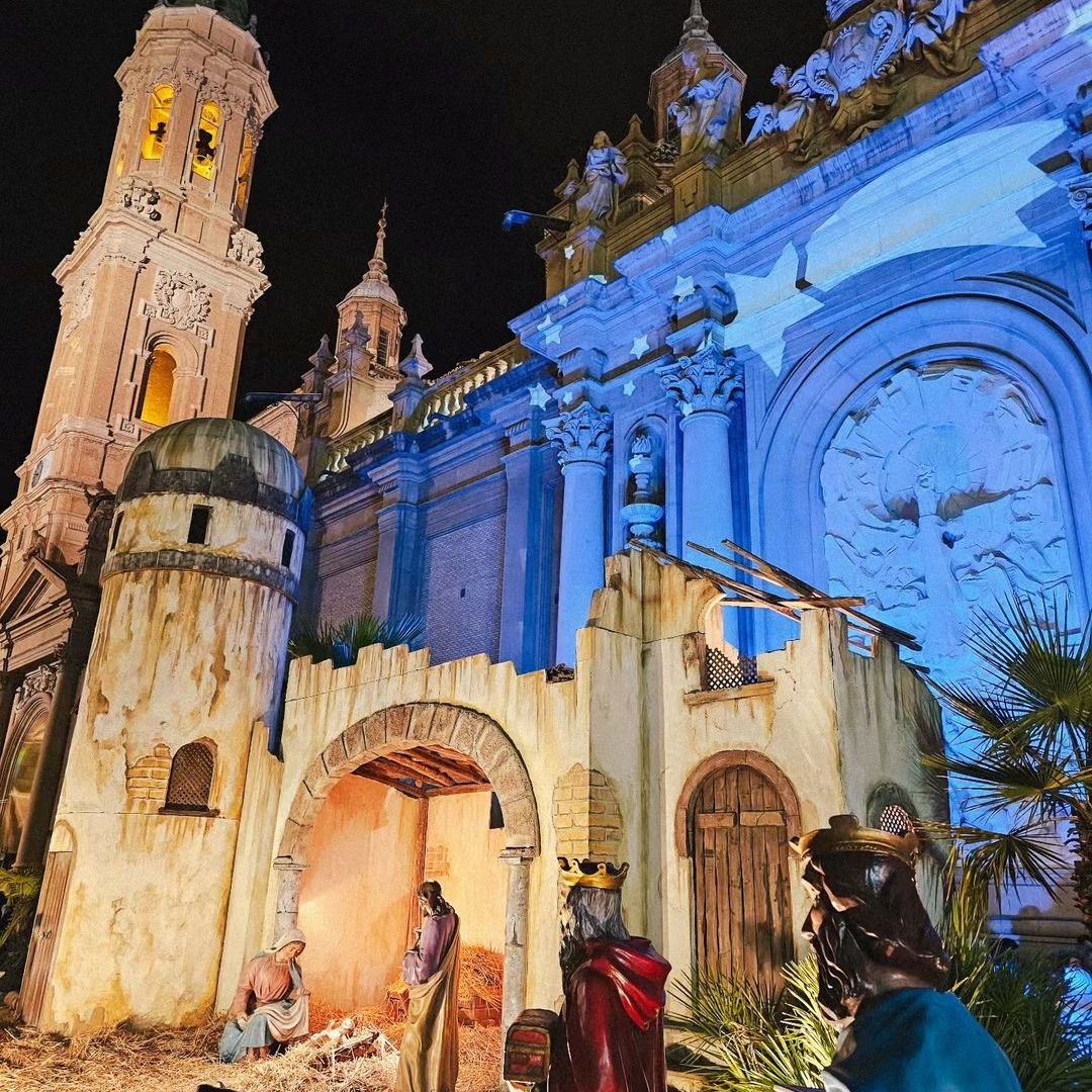 Belén en la plaza del Pilar de Zaragoza en Navidad