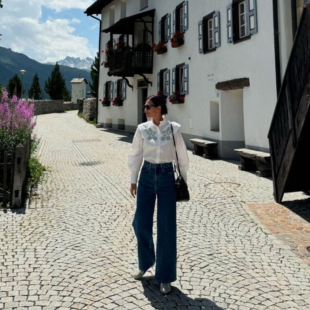 El look de camisa blanca floral y vaqueros de Sassa de Osma que te inspirará si vas de vacaciones al campo