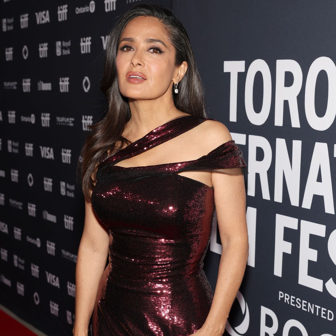 Salma Hayek demuestra que las lentejuelas son tendencia en el Festival de Cine de Toronto