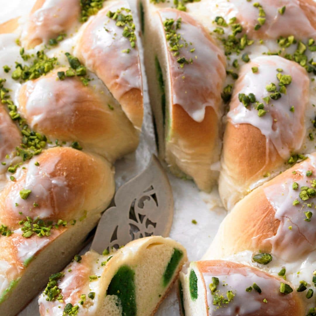 Pan dulce de Pascua con fruta y pistachos