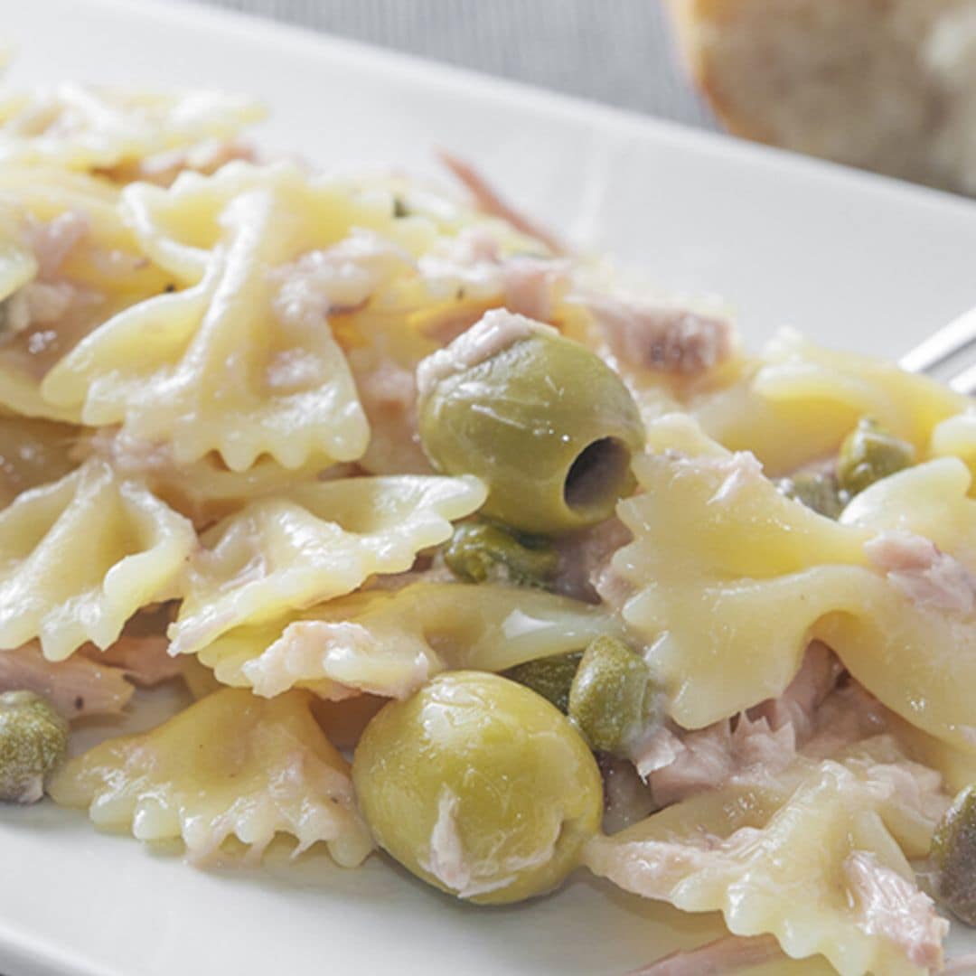 Ensalada de lacitos de pasta con atún, alcaparras y aceitunas