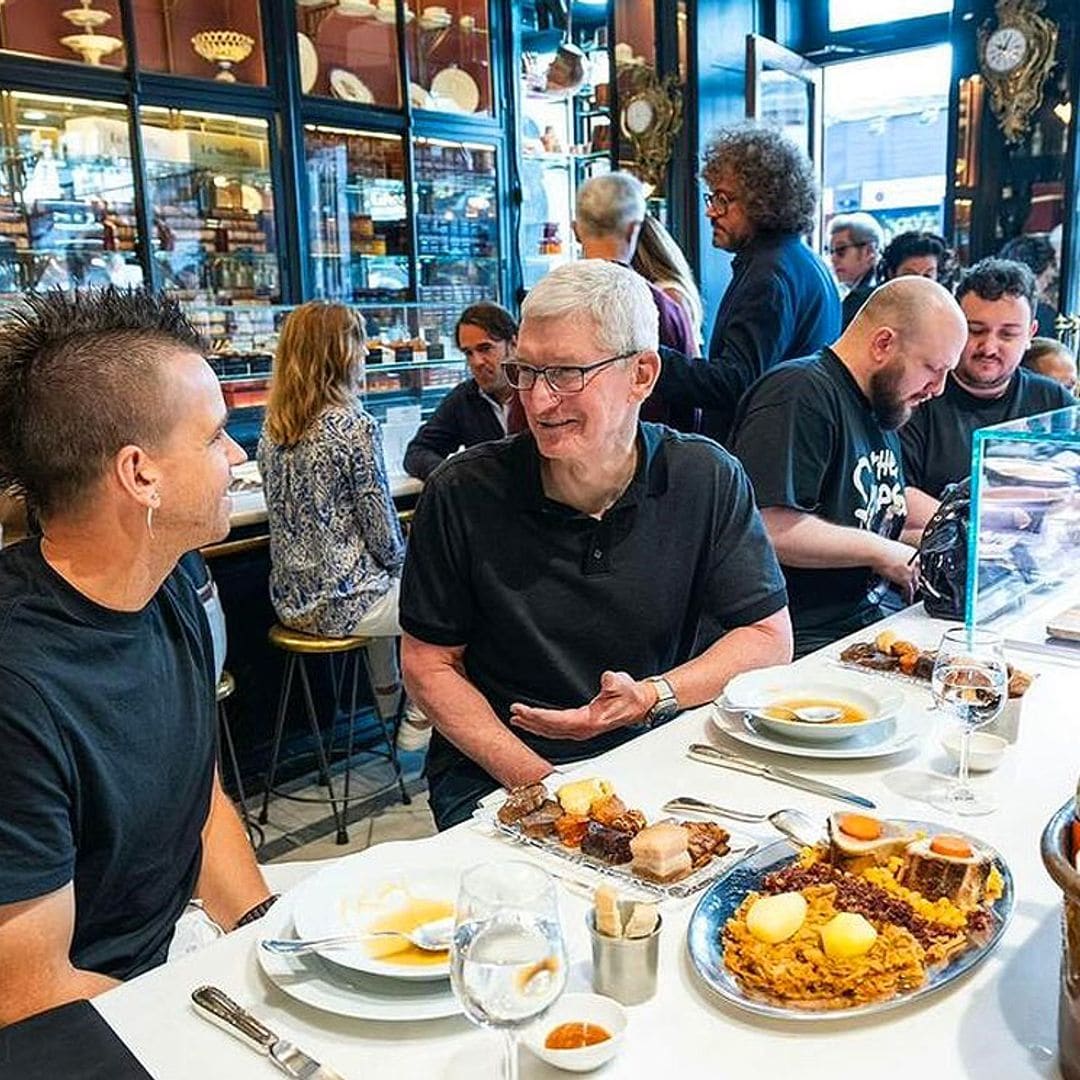 La imagen de David Muñoz comiendo un cocido madrileño con Tim Cook da la vuelta al mundo