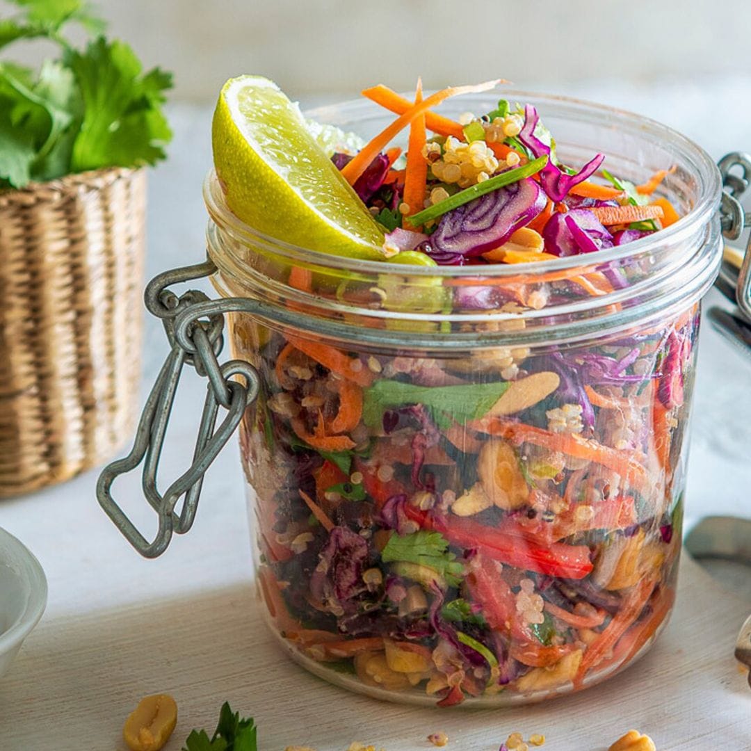 Ensalada de quinoa con col, cebolleta, zanahoria y aliño de soja, limón y frutos secos