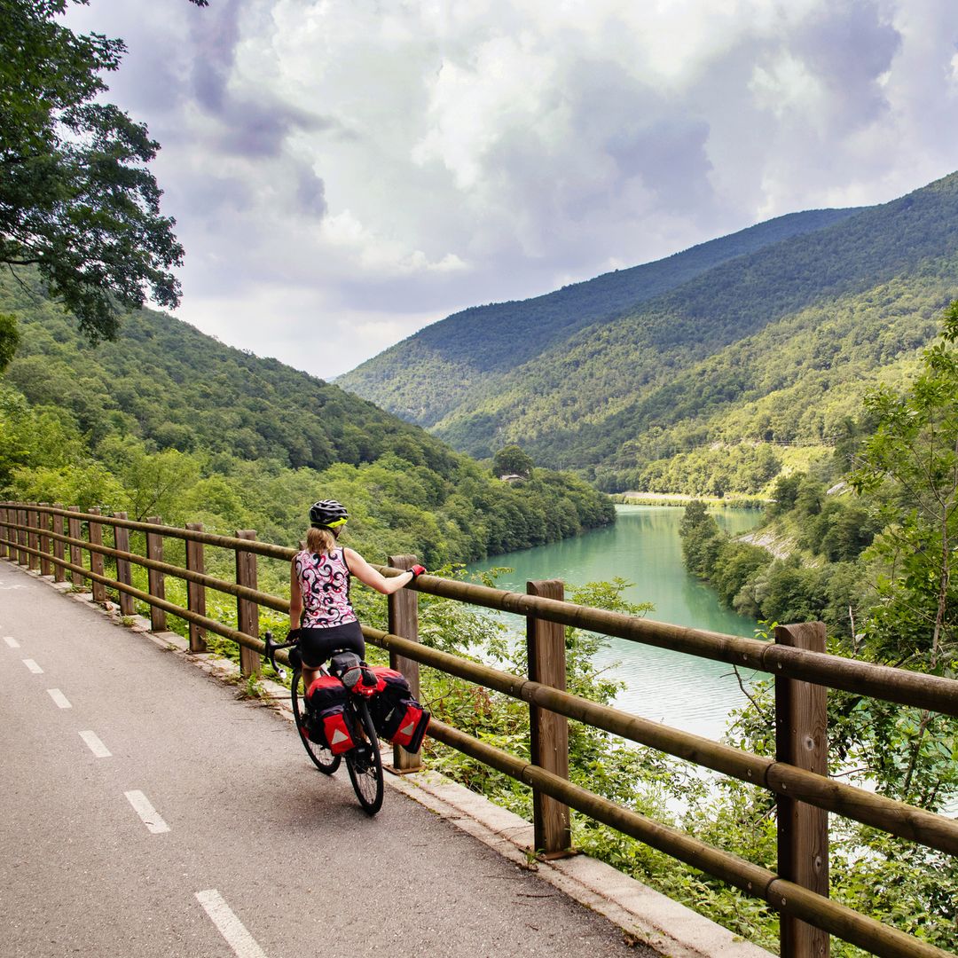 Ciclista en la ribera del Soca, Nova Gorica, Eslovenia