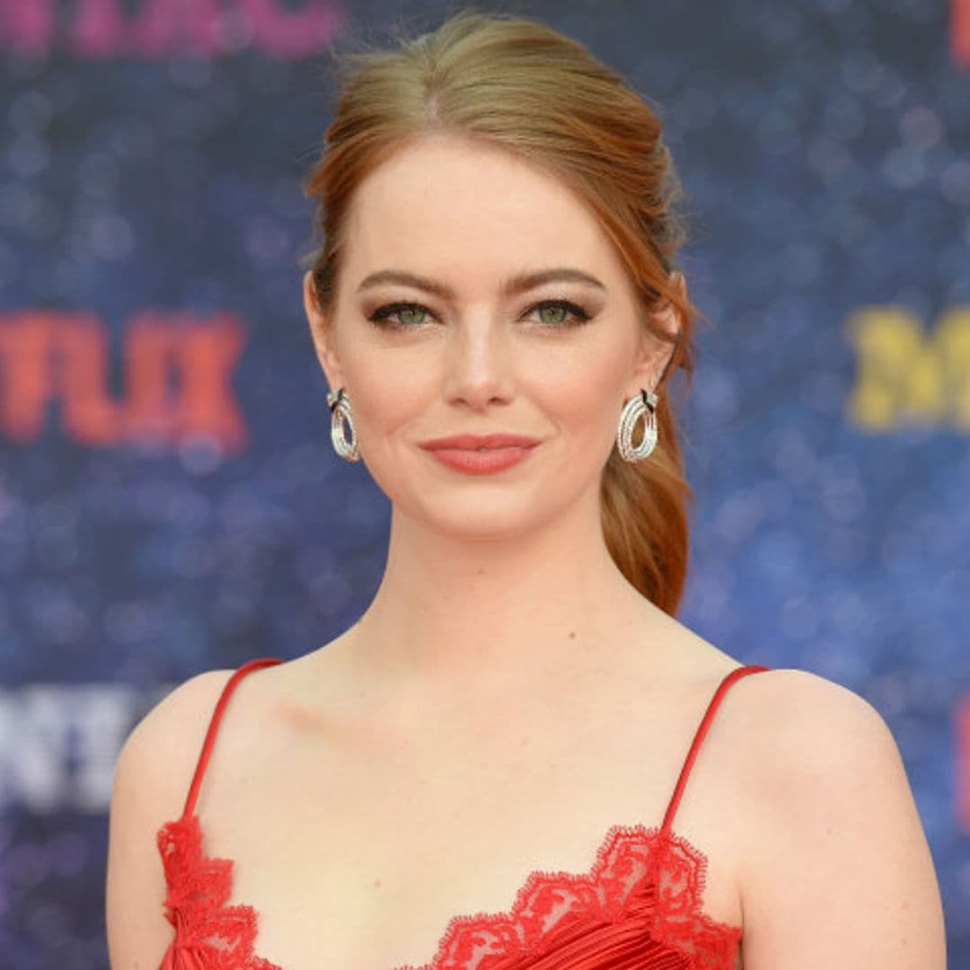 Vaqueros y camisa de pijama, el nuevo chic según Emma Stone