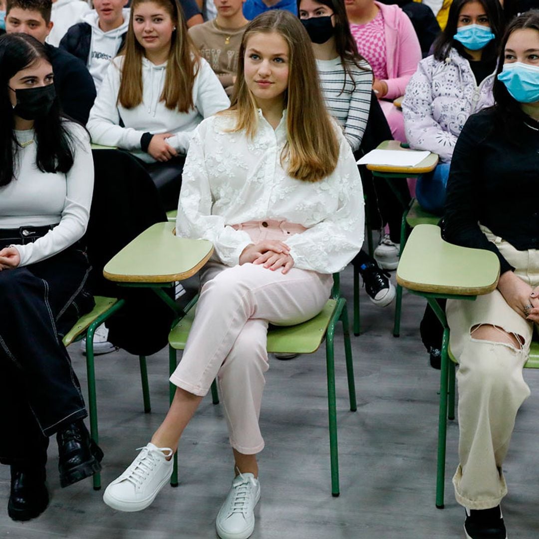 Así ha sido la reaparición en solitario de Leonor: sin mascarilla y rodeada de jóvenes de su edad